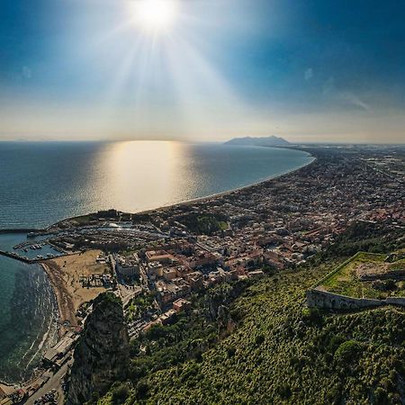Apartamento Casa Vitelli - Centro Storico A Due Passi Da Tutto Terracina Exterior foto