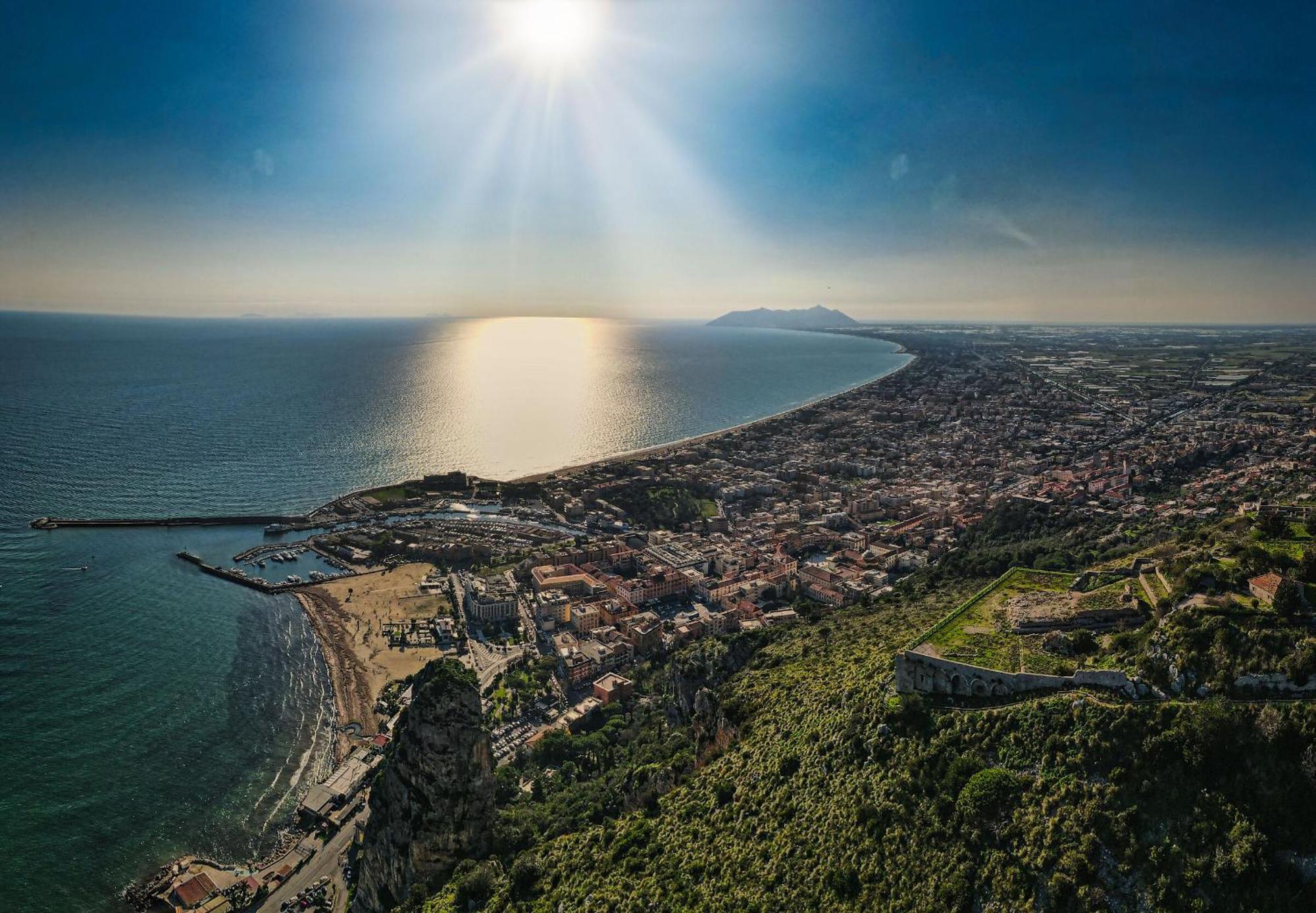 Apartamento Casa Vitelli - Centro Storico A Due Passi Da Tutto Terracina Exterior foto